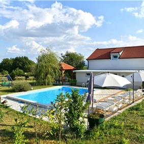 3 Bedroom Villa with Pool & Tennis Court near Sinj, sleeps 8
